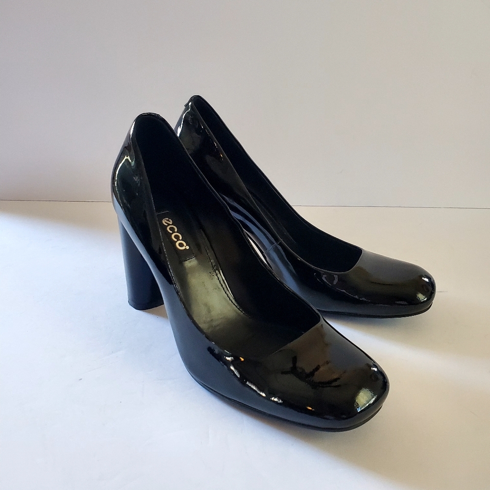 ECCO Women's Black Womens size EU 39 US 8  they are very wide toe Patent Leather